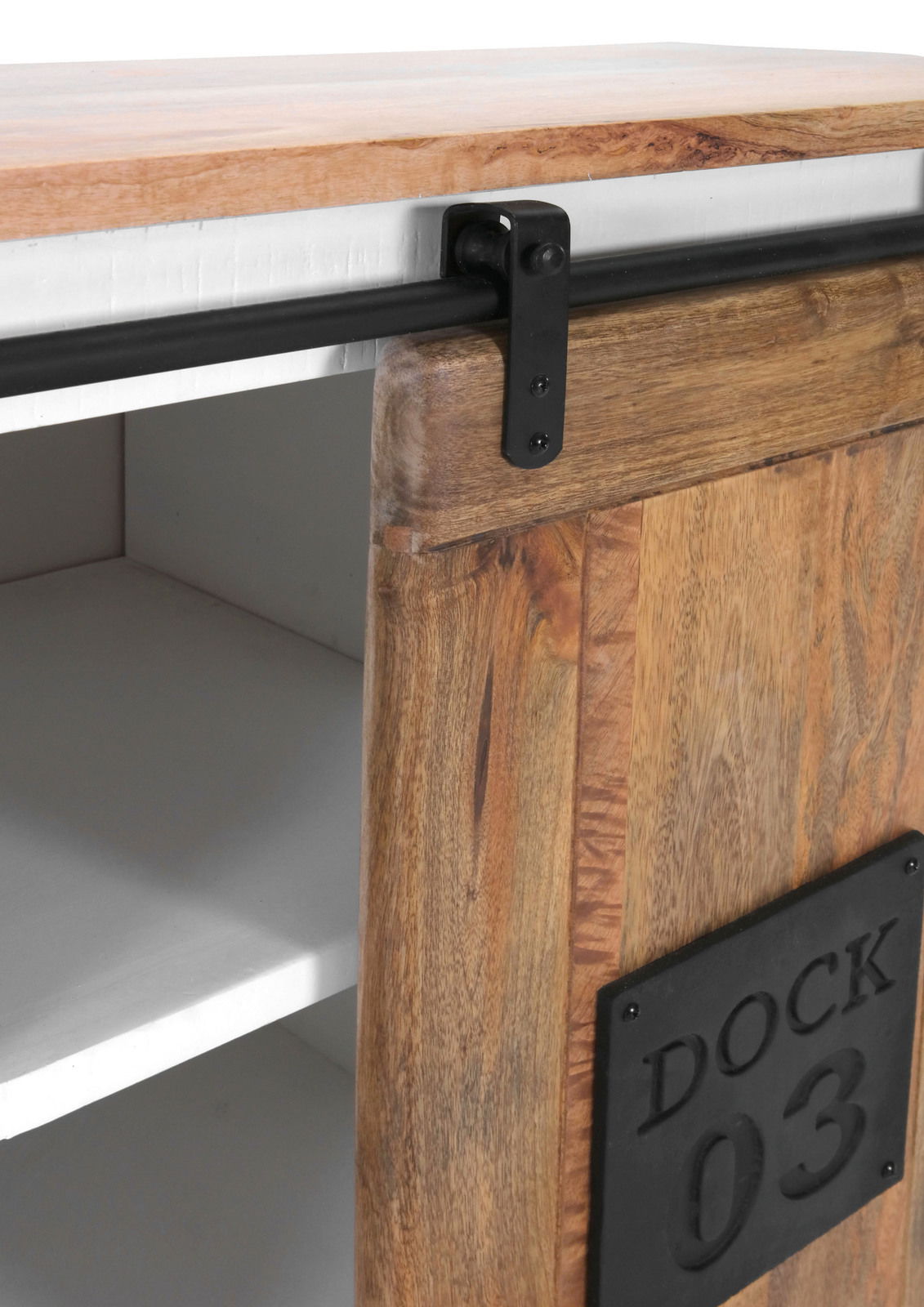 Nahaufnahme eines Weinregals aus Holz mit Schiebetür und schwarzer Metallführung, Perspektive von der Seite