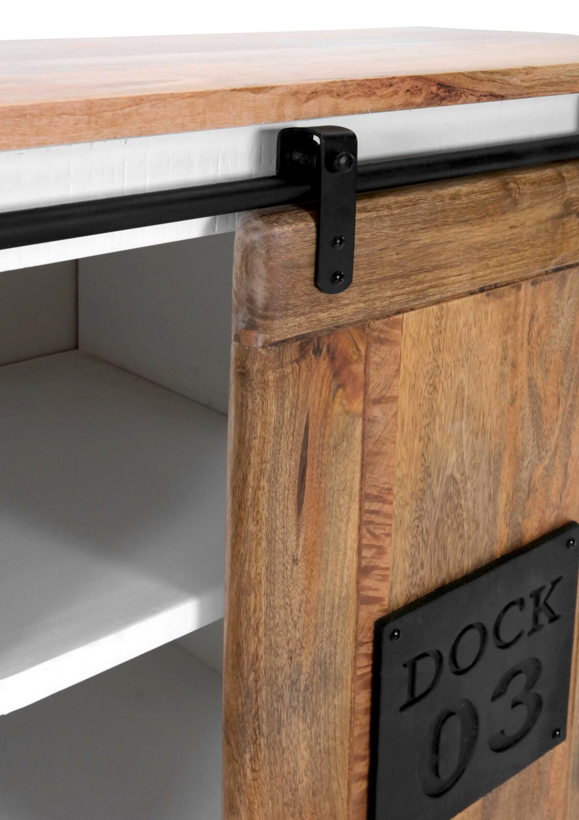 Nahaufnahme eines Weinregals aus Holz mit Schiebetür und schwarzer Metallführung, Perspektive von der Seite