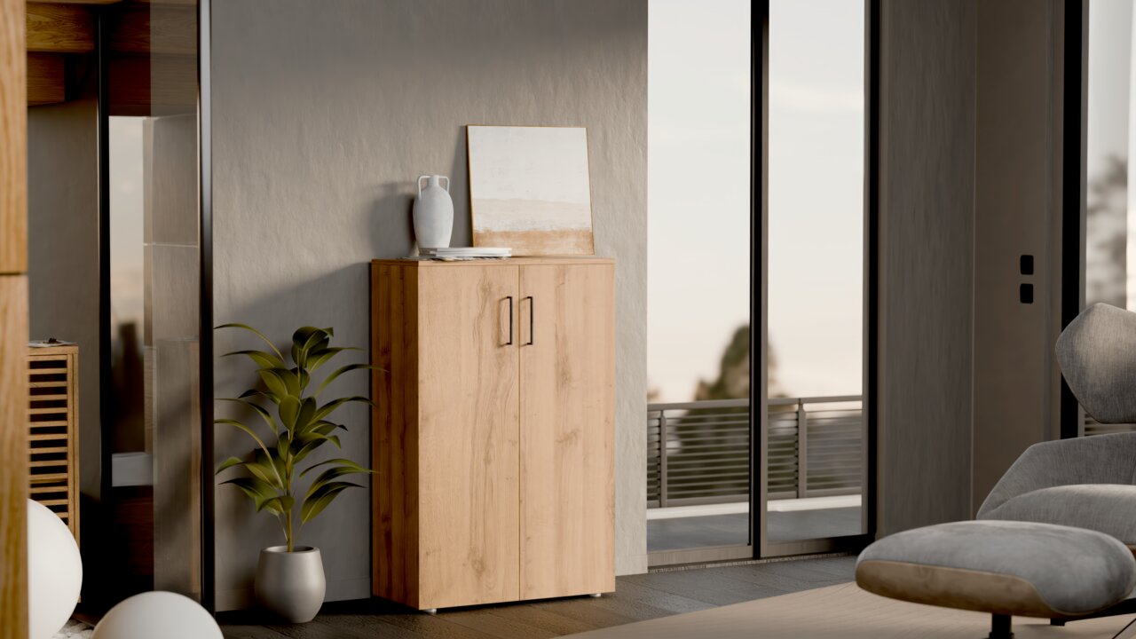 Moderano Schuhschrank niedrig SHOES Moderner, niedriger Schuhschrank aus Holz mit zwei Türen, dekoriert mit einer Vase und einem Bild, seitliche Perspektive.