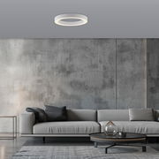 Moderne LED-Deckenleuchte in einem stilvollen Wohnzimmer, von unten betrachtet.