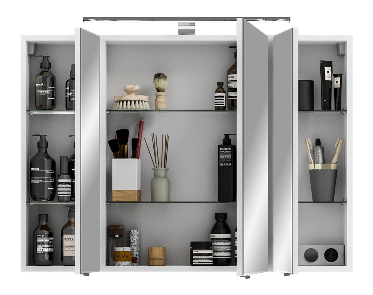 Spiegelschrank mit geöffneten Türen, gefüllt mit Pflegeprodukten und Accessoires, frontal betrachtet.