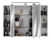 Spiegelschrank mit geöffneten Türen, gefüllt mit Pflegeprodukten und Accessoires, frontal betrachtet.