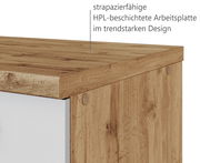 Nahaufnahme einer strapazierfähigen, HPL-beschichteten Arbeitsplatte in Holzoptik, seitliche Perspektive.