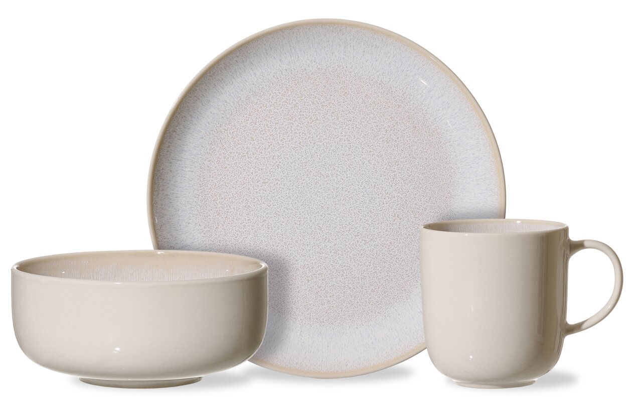 Vooraanzicht van een 3-delige ontbijtset Laredo in beige, bestaande uit een bord, een kom en een kopje.