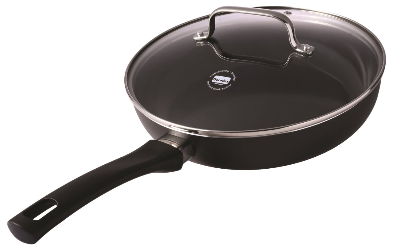 Schwarze Schmorpfanne mit Glasdeckel, seitliche Perspektive