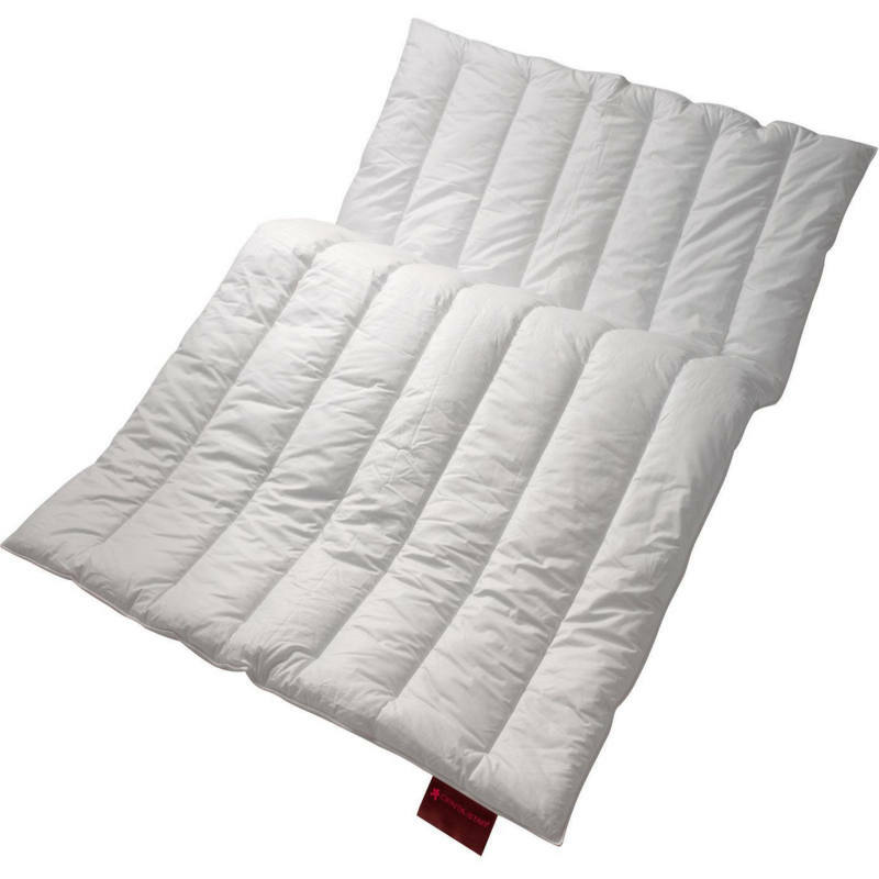 Weiße Bettdecke mit gesteppten Kammern, schräg von oben fotografiert