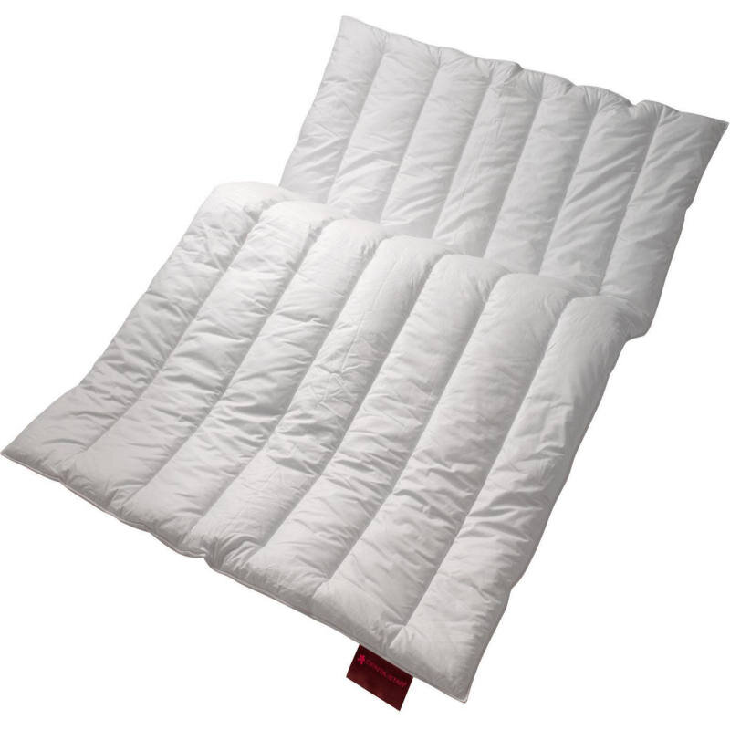 Weiße Bettdecke mit gesteppten Kammern, schräg von oben fotografiert