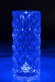 LED-Dekoleuchte in blauer Beleuchtung, mit facettiertem Kristall-Design, seitliche Perspektive