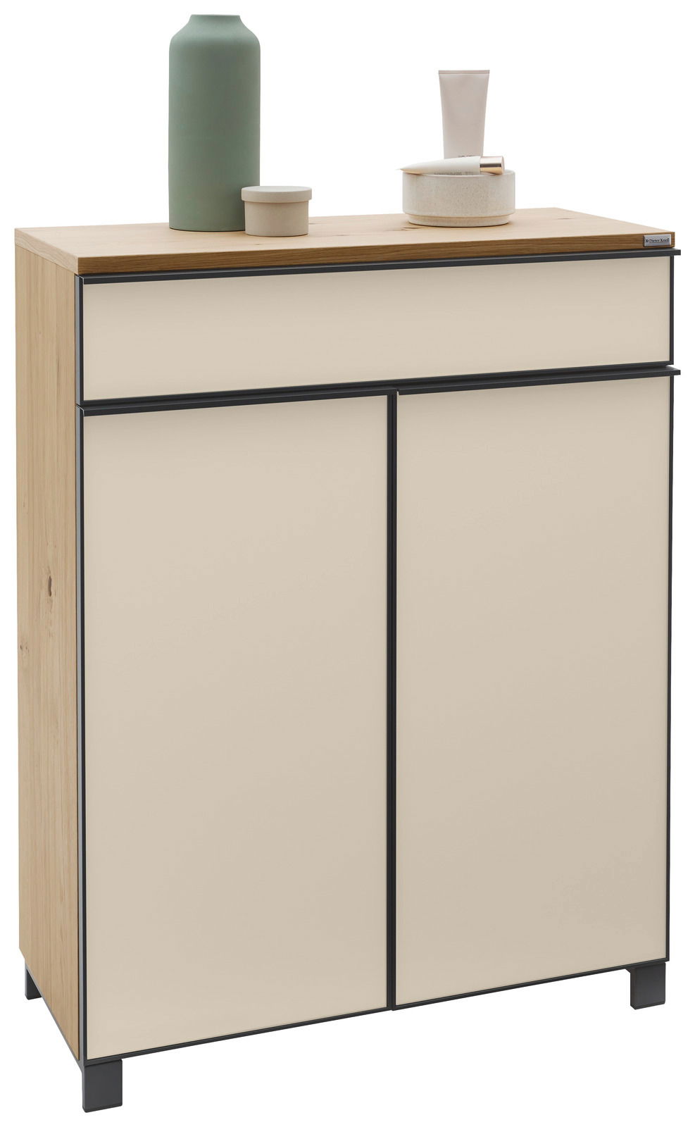 Moderner Schuhschrank aus Holz mit cremefarbenen Türen und schwarzem Rahmen, dekoriert mit Vasen und Schalen, seitliche Perspektive