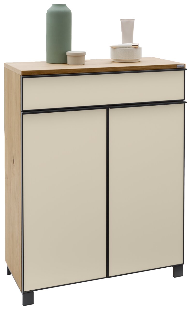 Moderner Schuhschrank aus Holz mit cremefarbenen Türen und schwarzem Rahmen, dekoriert mit Vasen und Schalen, seitliche Perspektive