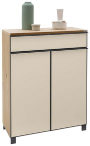 Moderner Schuhschrank aus Holz mit cremefarbenen Türen und schwarzem Rahmen, dekoriert mit Vasen und Schalen, seitliche Perspektive