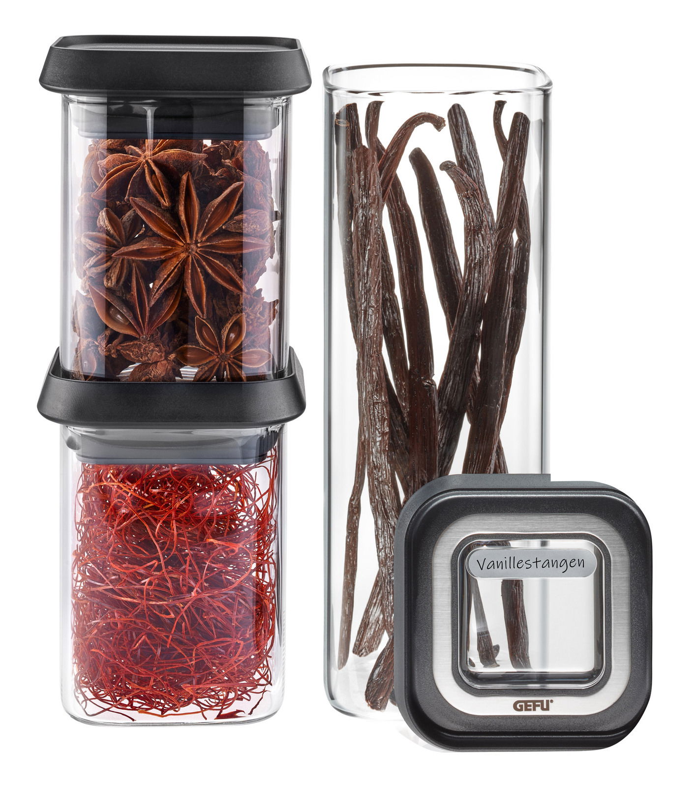 Vorratsdosen-Set PANTRY mit transparenten Behältern, gefüllt mit Gewürzen wie Sternanis, Vanilleschoten und roten Fäden, aus der Frontalperspektive.