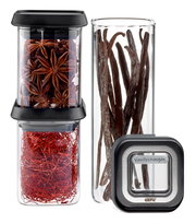 Vorratsdosen-Set PANTRY mit transparenten Behältern, gefüllt mit Gewürzen wie Sternanis, Vanilleschoten und roten Fäden, aus der Frontalperspektive.