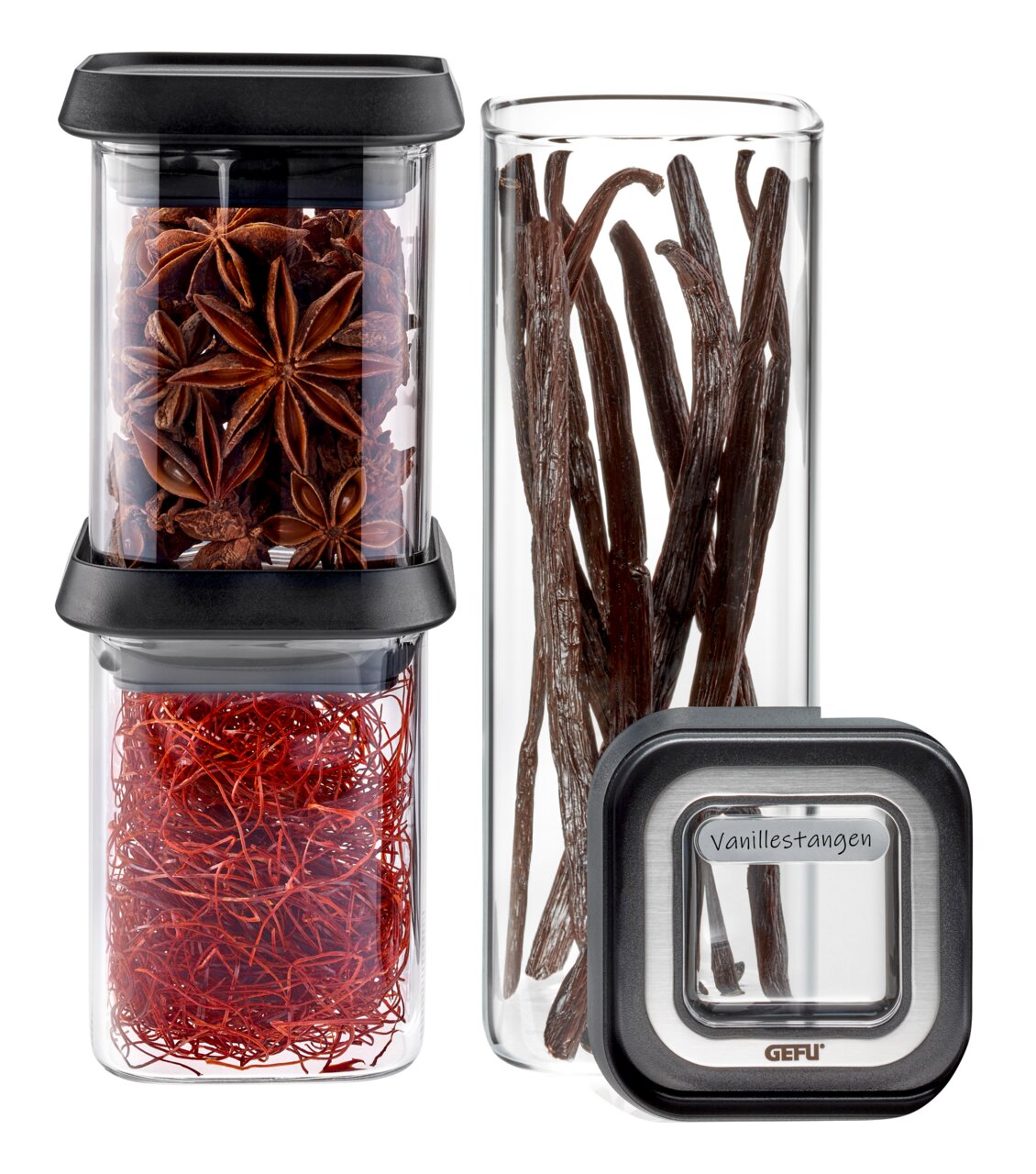 Vorratsdosen-Set PANTRY mit transparenten Behältern, gefüllt mit Gewürzen wie Sternanis, Vanilleschoten und roten Fäden, aus der Frontalperspektive.