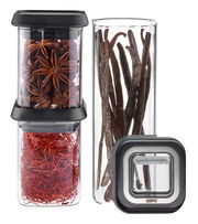 Vorratsdosen-Set PANTRY mit transparenten Behältern, gefüllt mit Gewürzen wie Sternanis, Vanilleschoten und roten Fäden, aus der Frontalperspektive.