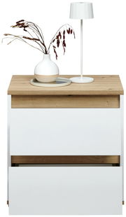 Nachtkommode mit zwei Schubladen in Weiß und Holzoptik, dekoriert mit einer weißen Vase und einer modernen Tischlampe, Frontalansicht