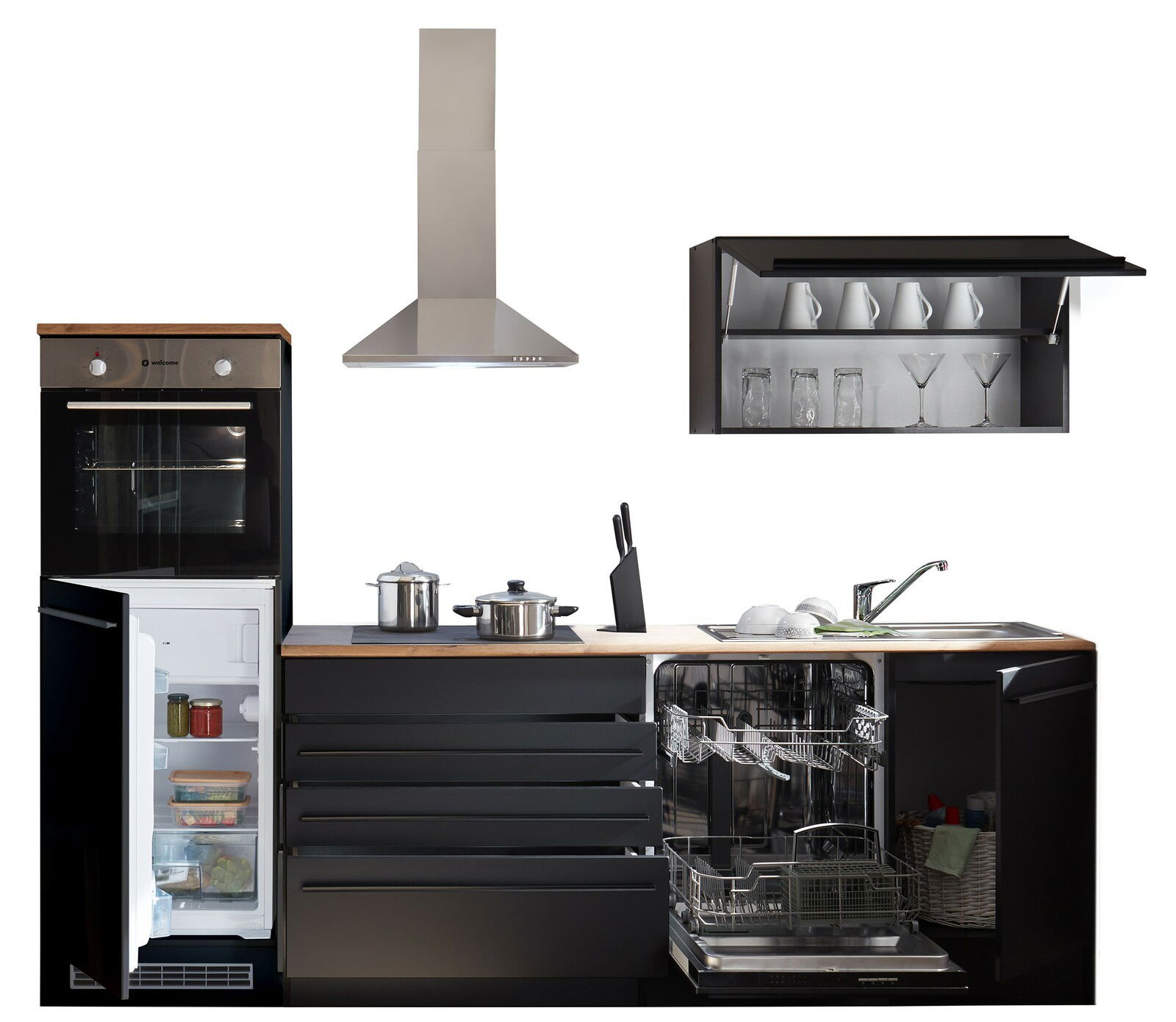 Moderne Küchenzeile in schwarzem Design mit Holzarbeitsplatte, bestehend aus einem Kühlschrank, einem Backofen, einem Geschirrspüler und einem Hängeschrank mit Gläsern. Frontale Perspektive.