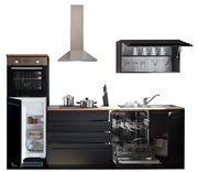 Moderne Küchenzeile in schwarzem Design mit Holzarbeitsplatte, bestehend aus einem Kühlschrank, einem Backofen, einem Geschirrspüler und einem Hängeschrank mit Gläsern. Frontale Perspektive.