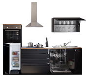 Moderne Küchenzeile in schwarzem Design mit Holzarbeitsplatte, bestehend aus einem Kühlschrank, einem Backofen, einem Geschirrspüler und einem Hängeschrank mit Gläsern. Frontale Perspektive.