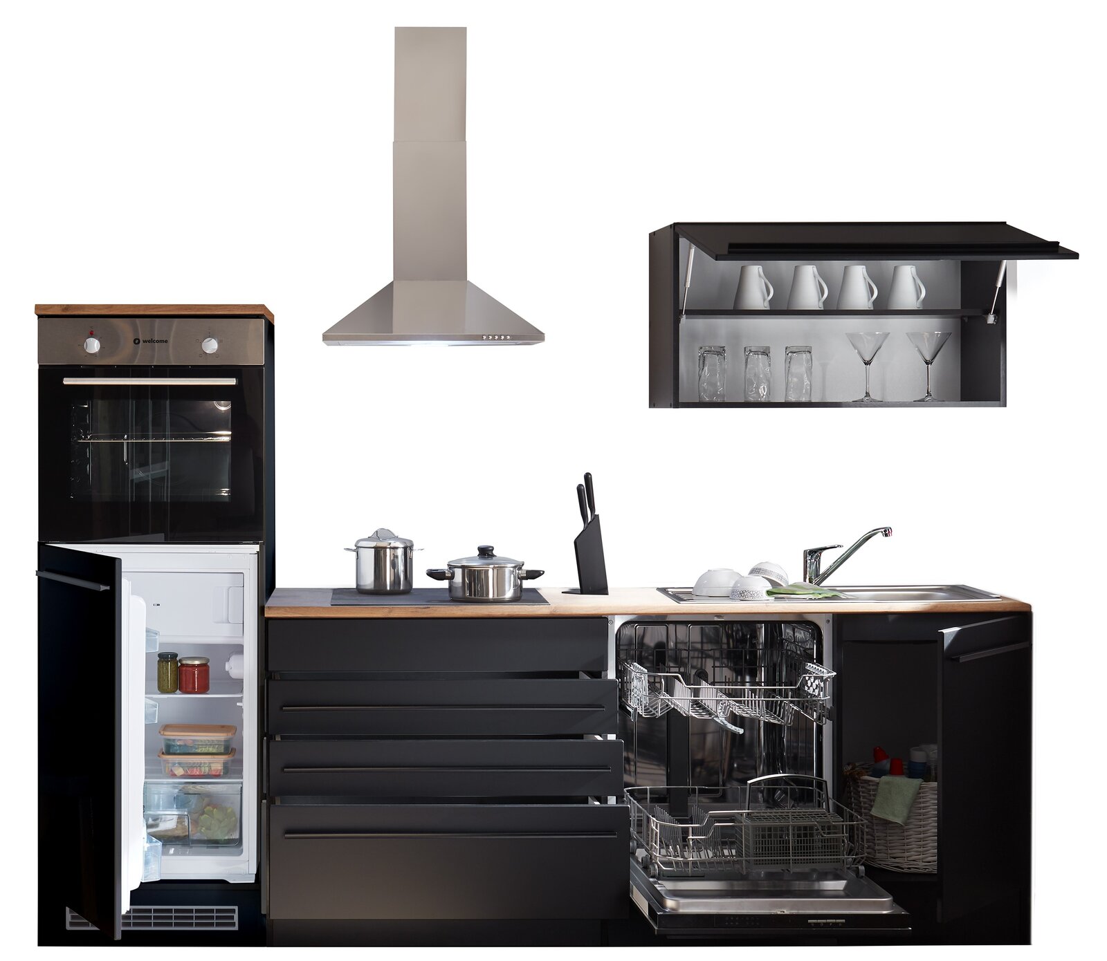 Moderne Küchenzeile in schwarzem Design mit Holzarbeitsplatte, bestehend aus einem Kühlschrank, einem Backofen, einem Geschirrspüler und einem Hängeschrank mit Gläsern. Frontale Perspektive.