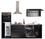 Moderne Küchenzeile in schwarzem Design mit Holzarbeitsplatte, bestehend aus einem Kühlschrank, einem Backofen, einem Geschirrspüler und einem Hängeschrank mit Gläsern. Frontale Perspektive.
