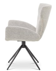 Zijaanzicht van een moderne fauteuil met een lichte stoffen bekleding en een zwart metalen frame.