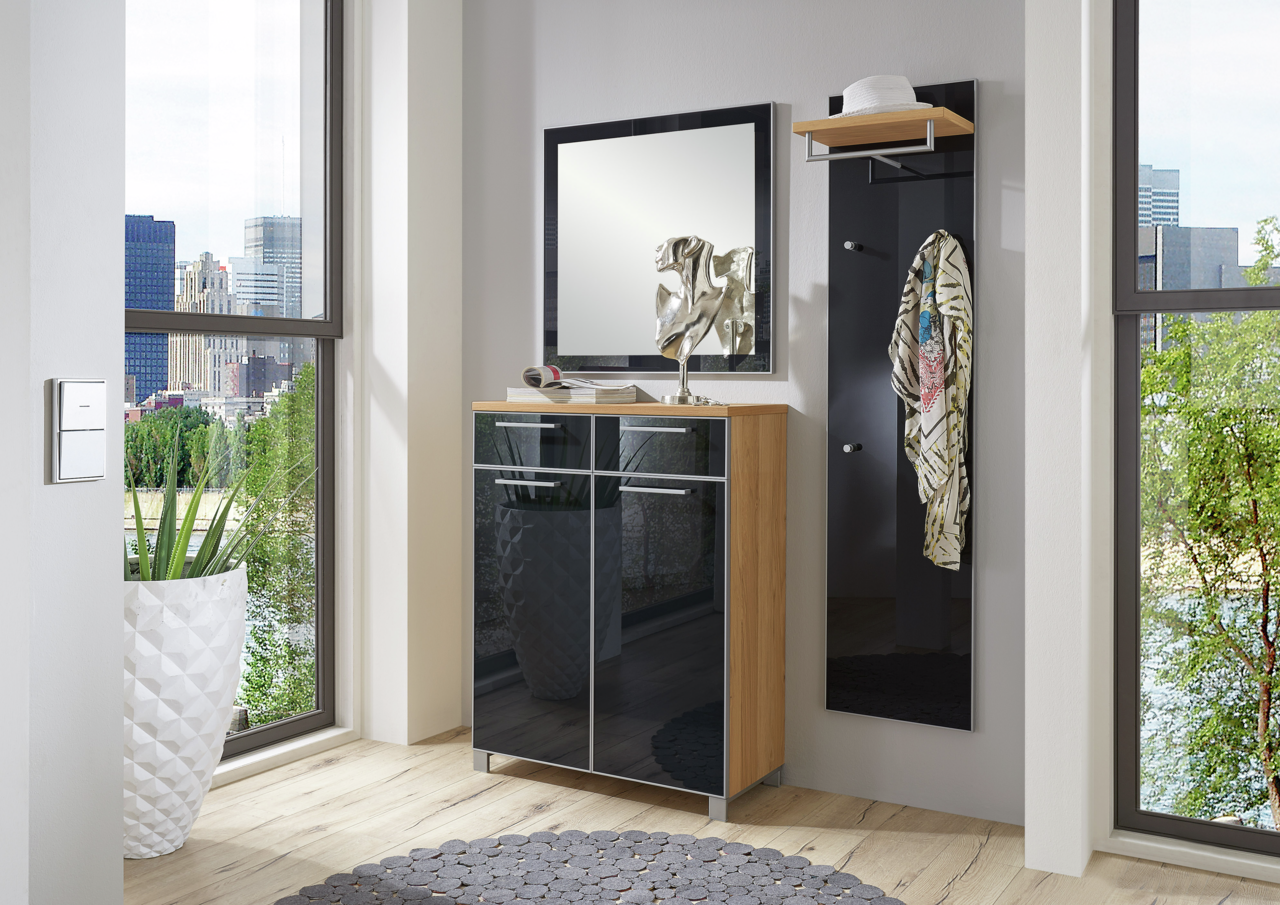 Moderner Eingangsbereich mit einem schwarzen Garderobenpaneel und einem Spiegel, daneben ein eleganter Schuhschrank mit Holz- und Glaselementen. Perspektive von vorne.