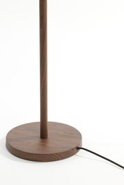 Nahaufnahme der Basis einer Stehleuchte mit Holzoptik, seitliche Perspektive