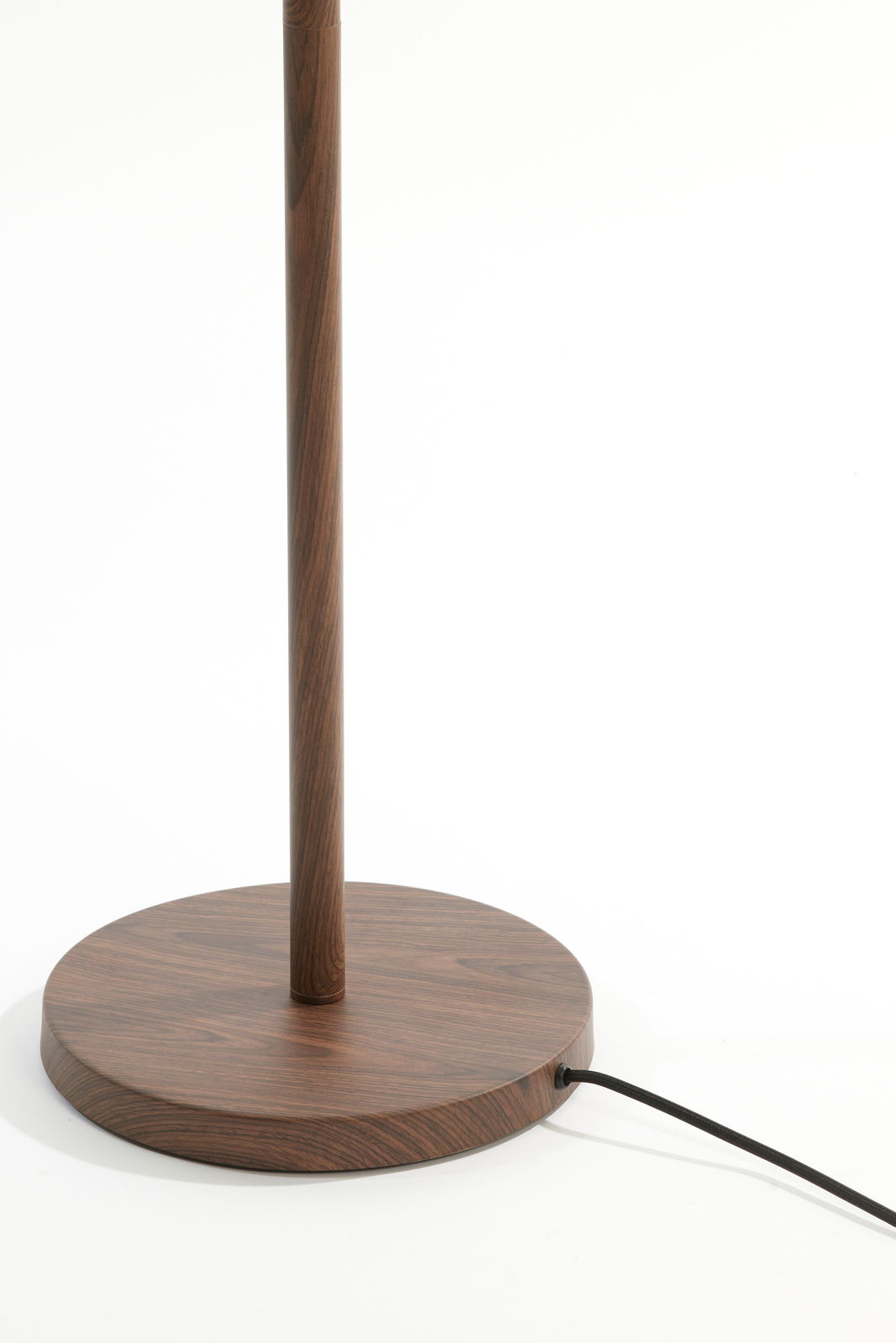 Nahaufnahme der Basis einer Stehleuchte mit Holzoptik, seitliche Perspektive