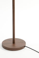 Nahaufnahme der Basis einer Stehleuchte mit Holzoptik, seitliche Perspektive