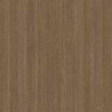 Nahaufnahme einer Holzoberfläche mit vertikalen Rillen, perspektivisch von oben betrachtet.