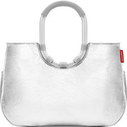 Silberfarbene Reisenthel Handtasche/Shopper mit metallisch glänzender Oberfläche und ovalen, geriffelten Tragegriffen, frontal in der Vorderansicht freigestellt auf weißem Hintergrund.