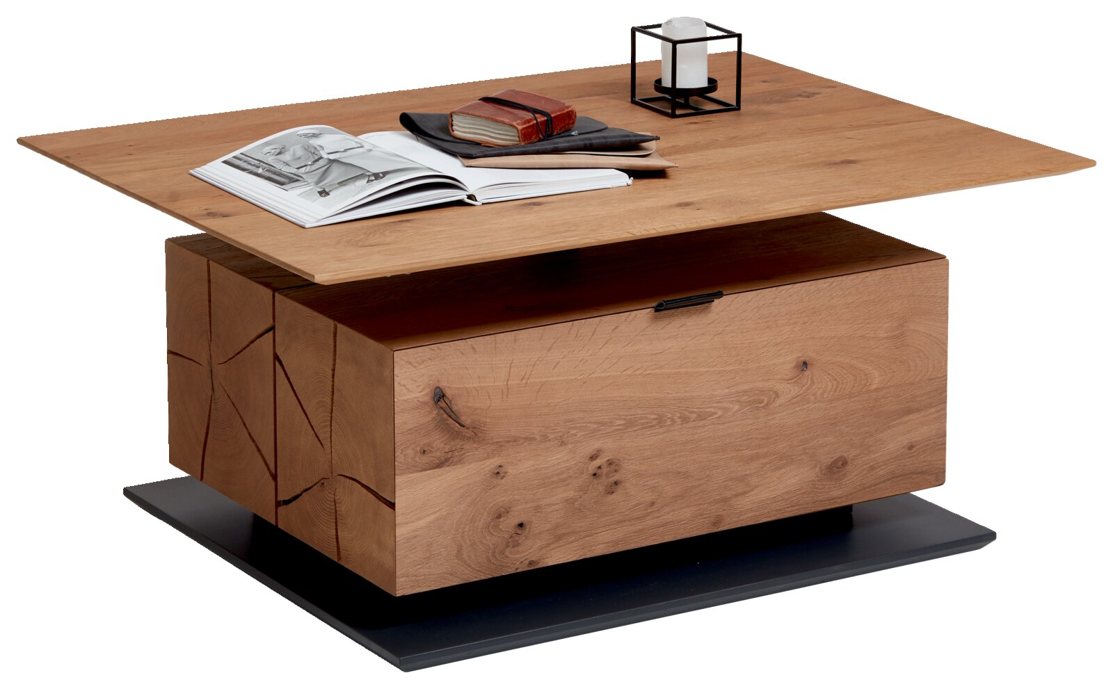 Moderner Couchtisch aus Holz mit aufklappbarer Tischplatte, dekoriert mit Büchern und einer Kerze, seitliche Perspektive