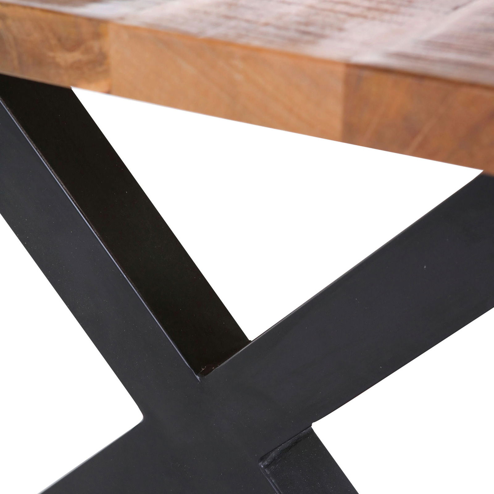 Nahaufnahme eines Esstisches mit einer robusten Holzplatte und einem schwarzen Metallgestell in X-Form, seitliche Perspektive.