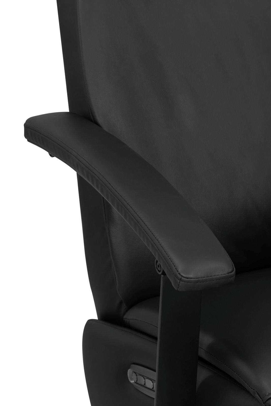 Nahaufnahme eines schwarzen Relaxsessels mit Armlehne und Bedienelementen an der Seite, seitliche Perspektive