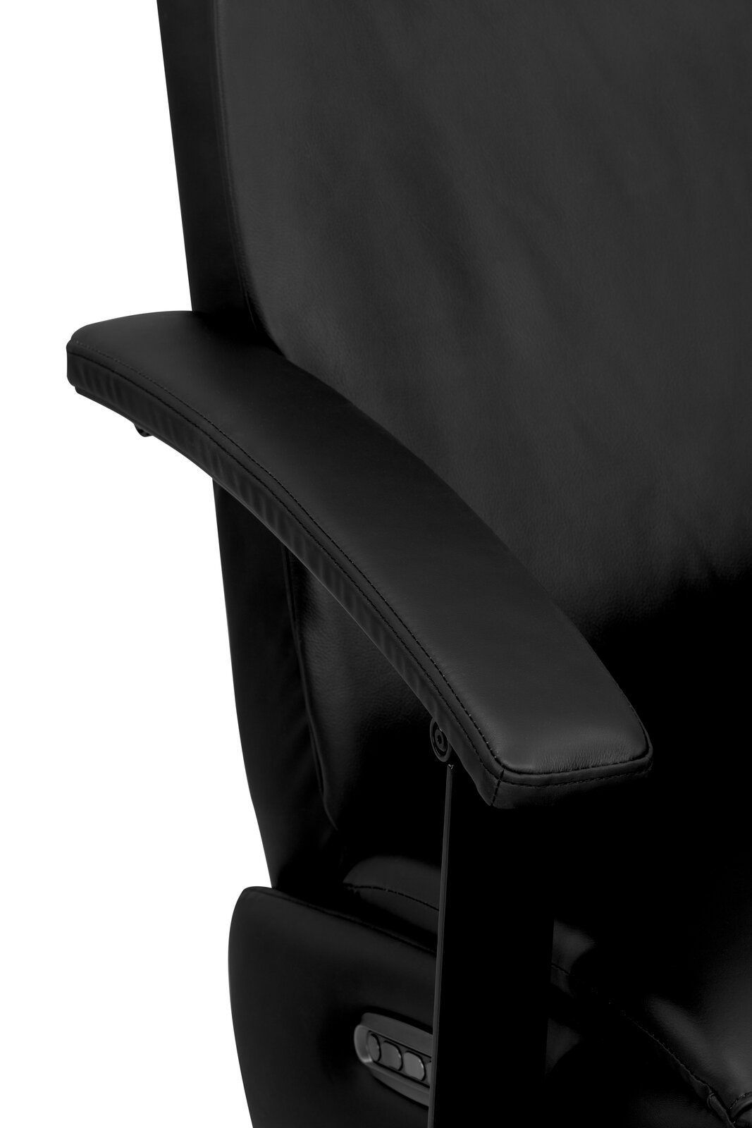 Nahaufnahme eines schwarzen Relaxsessels mit Armlehne und Bedienelementen an der Seite, seitliche Perspektive