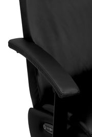 Nahaufnahme eines schwarzen Relaxsessels mit Armlehne und Bedienelementen an der Seite, seitliche Perspektive