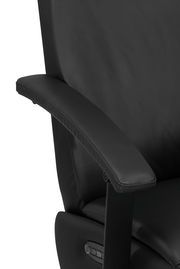 Nahaufnahme eines schwarzen Relaxsessels mit Armlehne und Bedienelementen an der Seite, seitliche Perspektive
