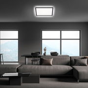 Moderne LED-Deckenleuchte in einem stilvollen Wohnzimmer, von unten betrachtet.