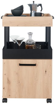 Moderner Bar-Servierwagen aus Holz mit schwarzem Akzent, ausgestattet mit Gläsern, Karaffe und Kaffeekanne, frontal betrachtet.