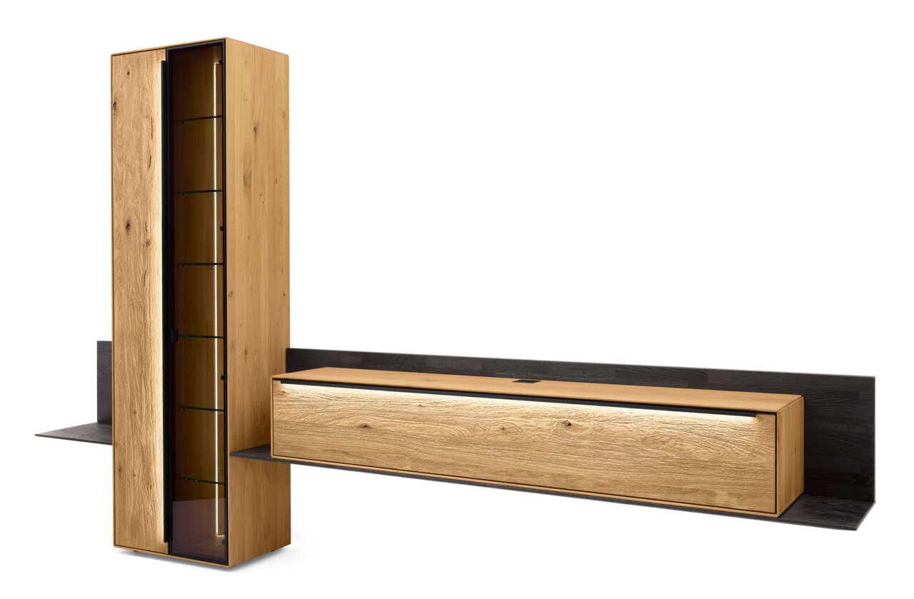 Moderne wandcombinatie van hout met een verticale kast en een horizontale plank, zijaanzicht