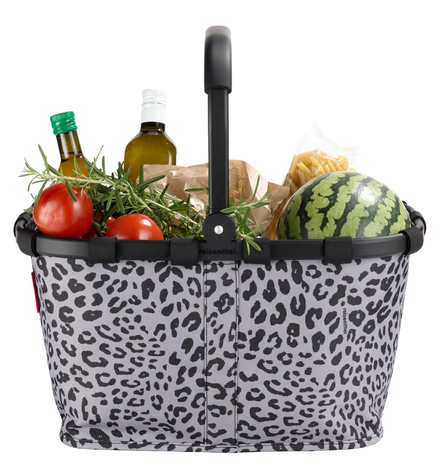 Einkaufskorb mit Leopardenmuster, gefüllt mit frischen Lebensmitteln, aus frontaler Perspektive