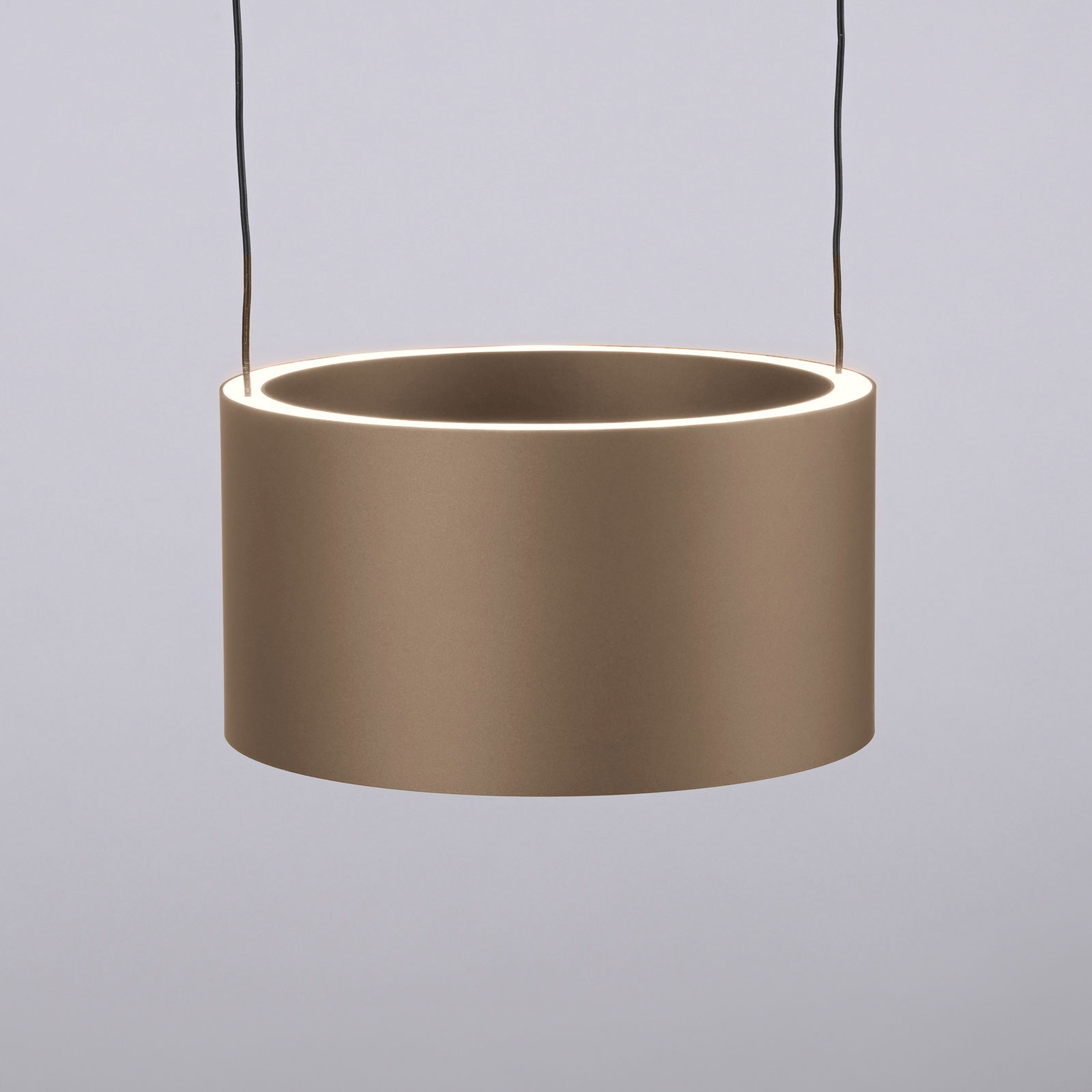 Moderne LED-Pendelleuchte in zylindrischer Form, seitliche Perspektive