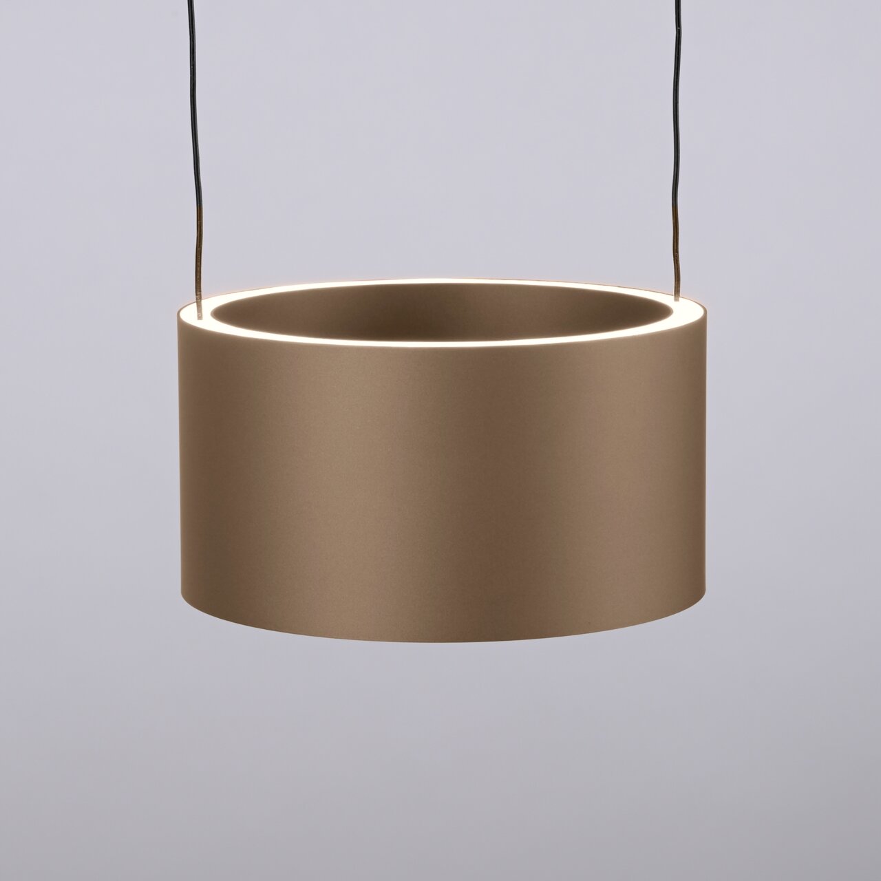 Moderne LED-Pendelleuchte in zylindrischer Form, seitliche Perspektive