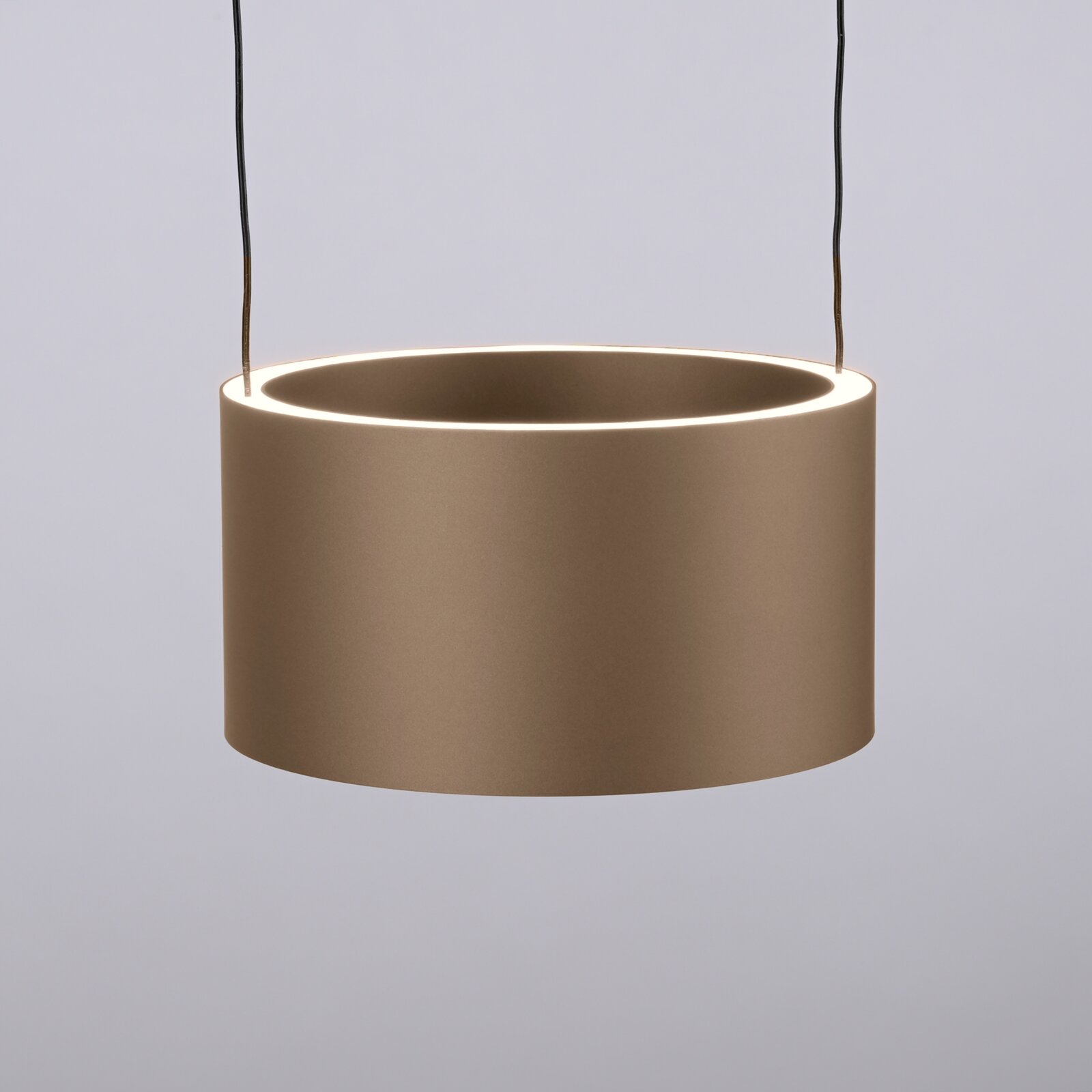 Moderne LED-Pendelleuchte in zylindrischer Form, seitliche Perspektive
