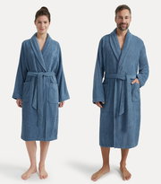 Zwei Personen tragen einen blauen Bademantel mit Schalkragen, Vorderansicht.