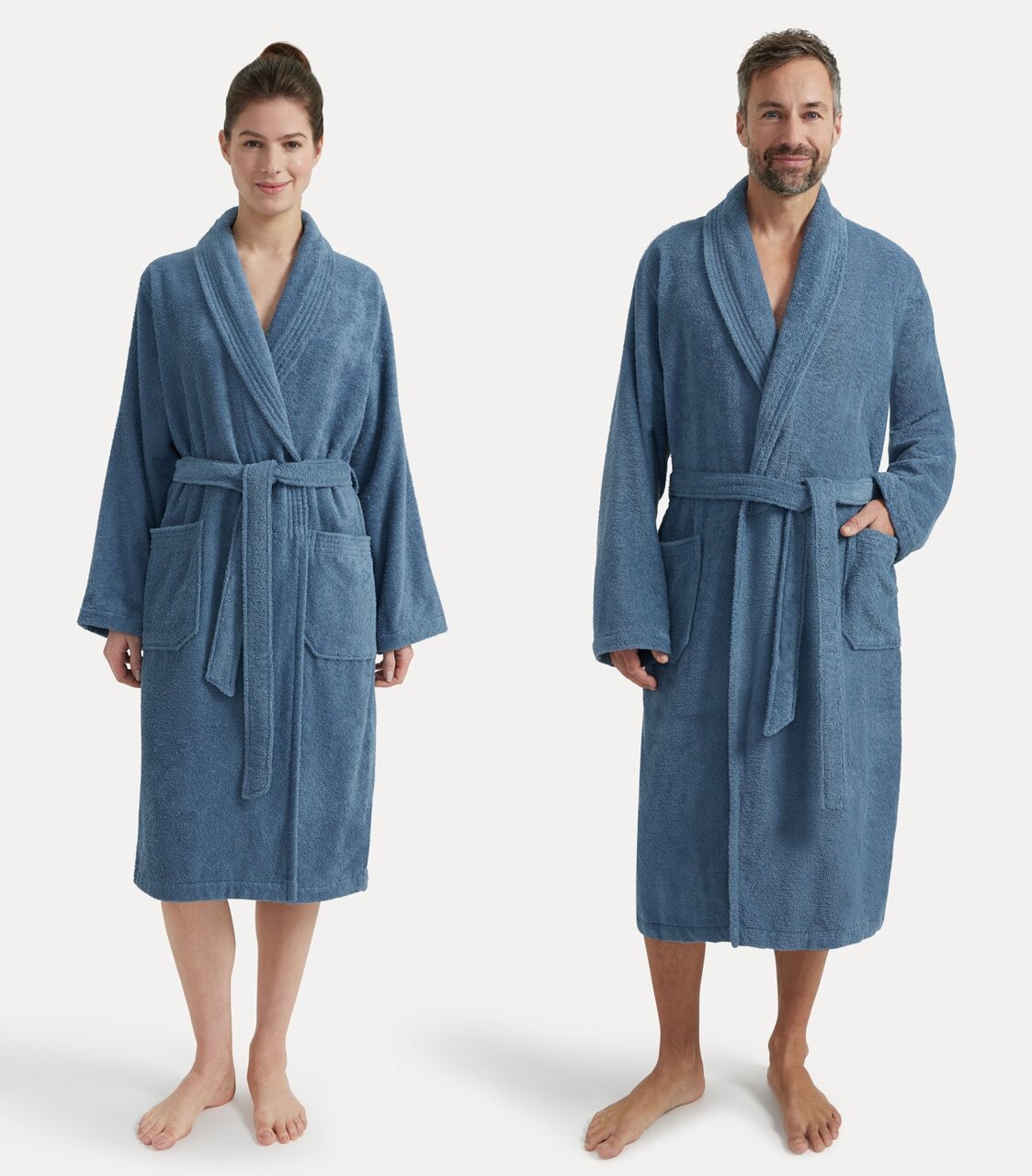 Zwei Personen tragen einen blauen Bademantel mit Schalkragen, Vorderansicht.