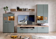 Moderne Wohnwand in hellem Holz und graublauen Fronten, bestehend aus Hängeschränken, einem TV-Board und einem Regal, frontal fotografiert.