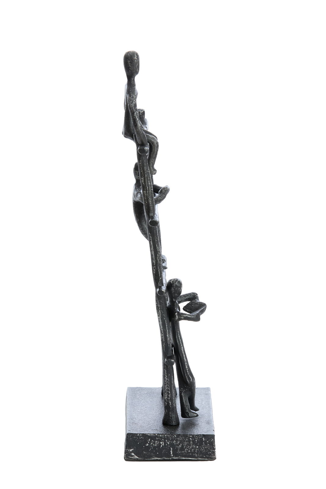 Schwarze Metallskulptur von mehreren stilisierten Figuren, die eine Leiter hinaufklettern, seitliche Perspektive.