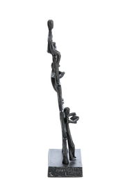 Schwarze Metallskulptur von mehreren stilisierten Figuren, die eine Leiter hinaufklettern, seitliche Perspektive.